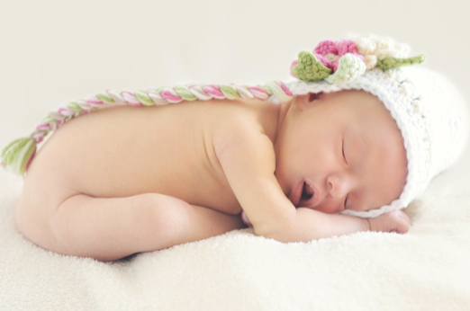 宝贝们容易出现发红的地方都是皮肤的褶皱处，大多是由于捂热引起的。这里所说的“捂热