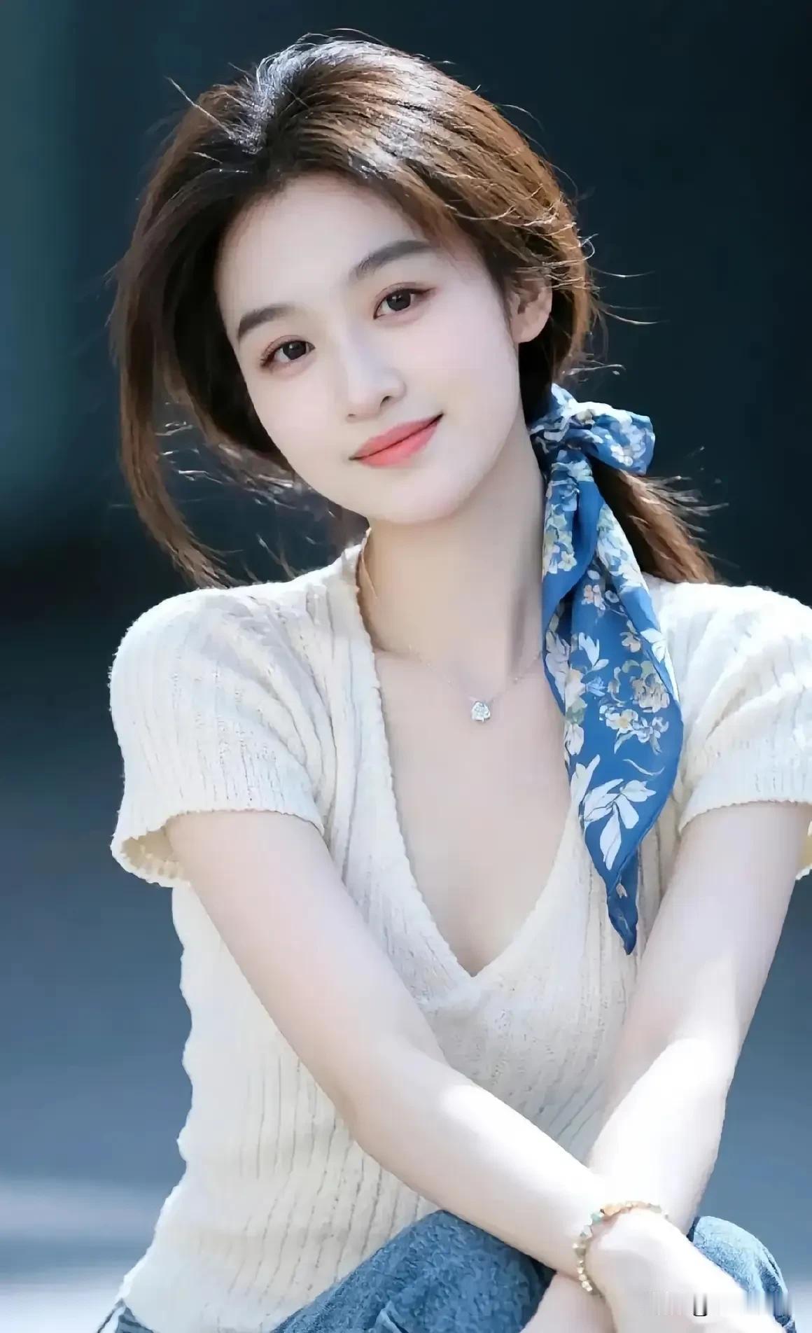  蓝丝巾捎来晚风，是干净又治愈的夏日感✨
温婉可人丝巾 带蓝丝巾的少女