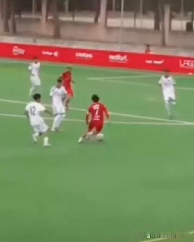 汪修昊缺阵，中国足球小将连造皇马两张红牌，无奈门前把握机会能力差，缺少速度快的尖
