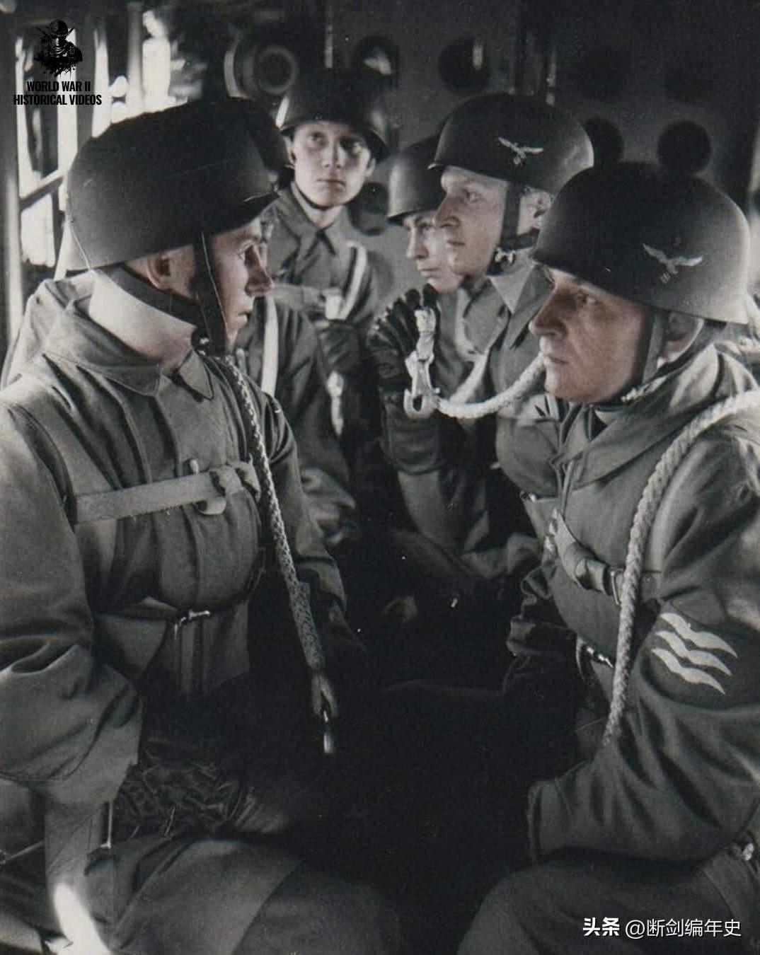 在Ju 52运输机机舱内待命的德国伞兵，他们都佩戴着标志性的M1936型伞盔。