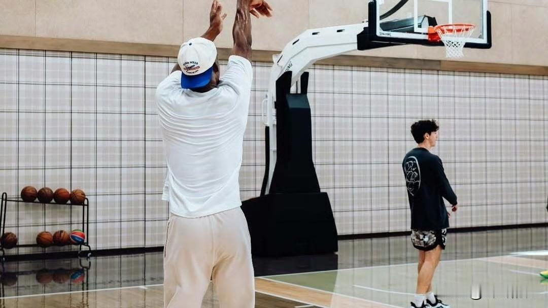 吉米巴特勒至今都没进行对抗性训练，连起跳投篮都很谨慎对待。

吉米巴特勒已经回到