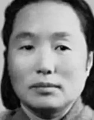 1937年，地主王学文发现一20岁女兵躺在家门口，见四下无人，他一下将女兵扛到了