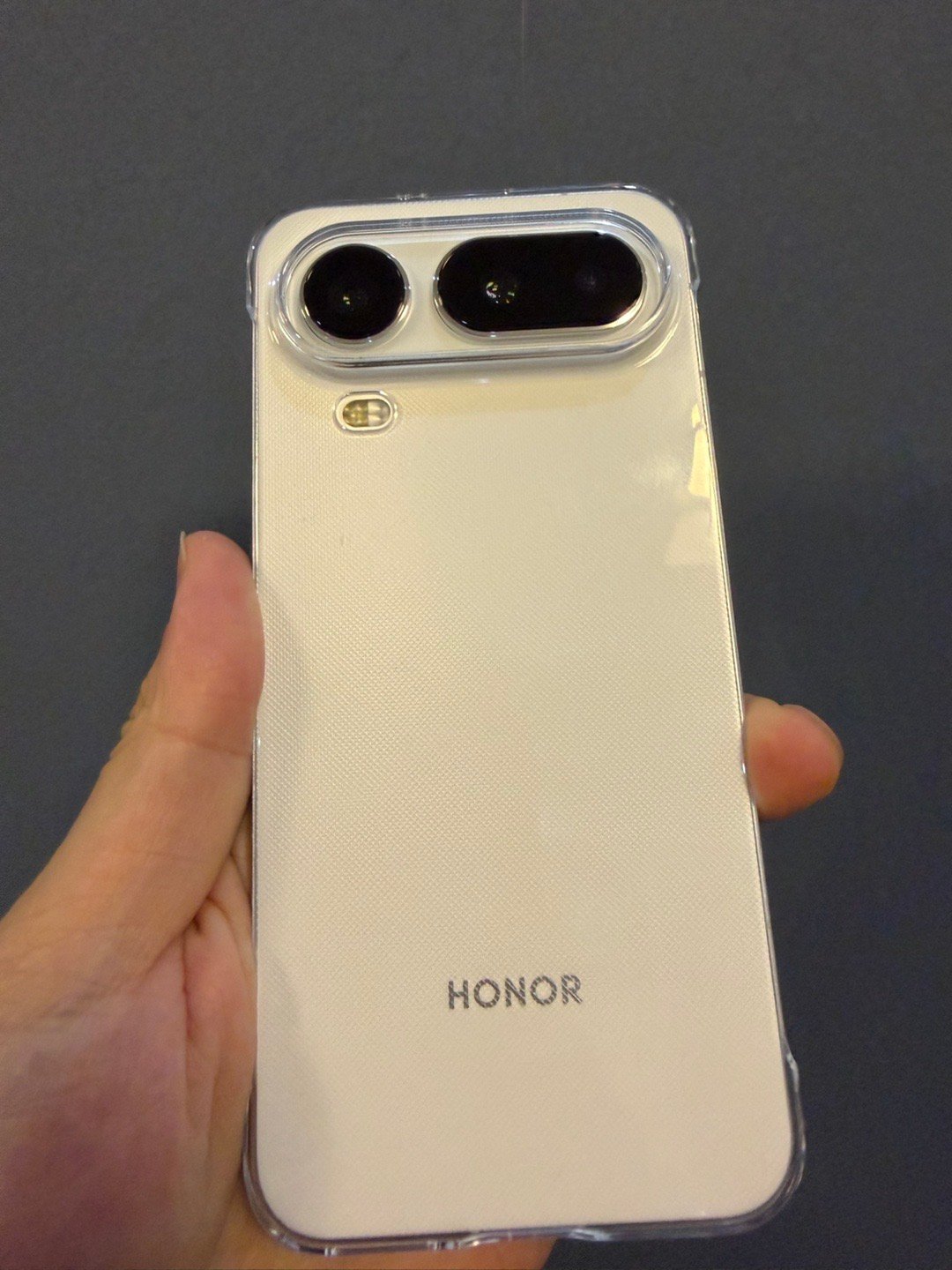 荣耀 magic8 Pro Air 手感真不赖，弄得我都小心翼翼带壳，生怕摔了。