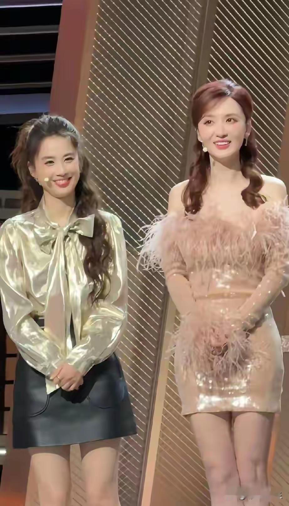 事实证明，好好穿衣服的张萌可以很美，
一身抹胸带毛毛的粉色连衣短裙看起来温柔又妩