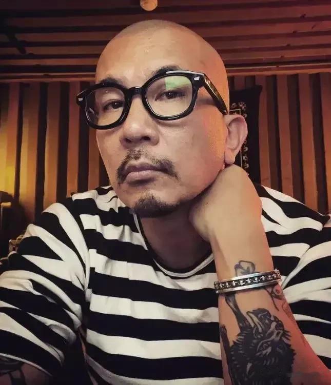 没想到具俊晔一个搞摇滚的，一个外表看起来那么猛那么阳刚的一个男人，平日里却是一个