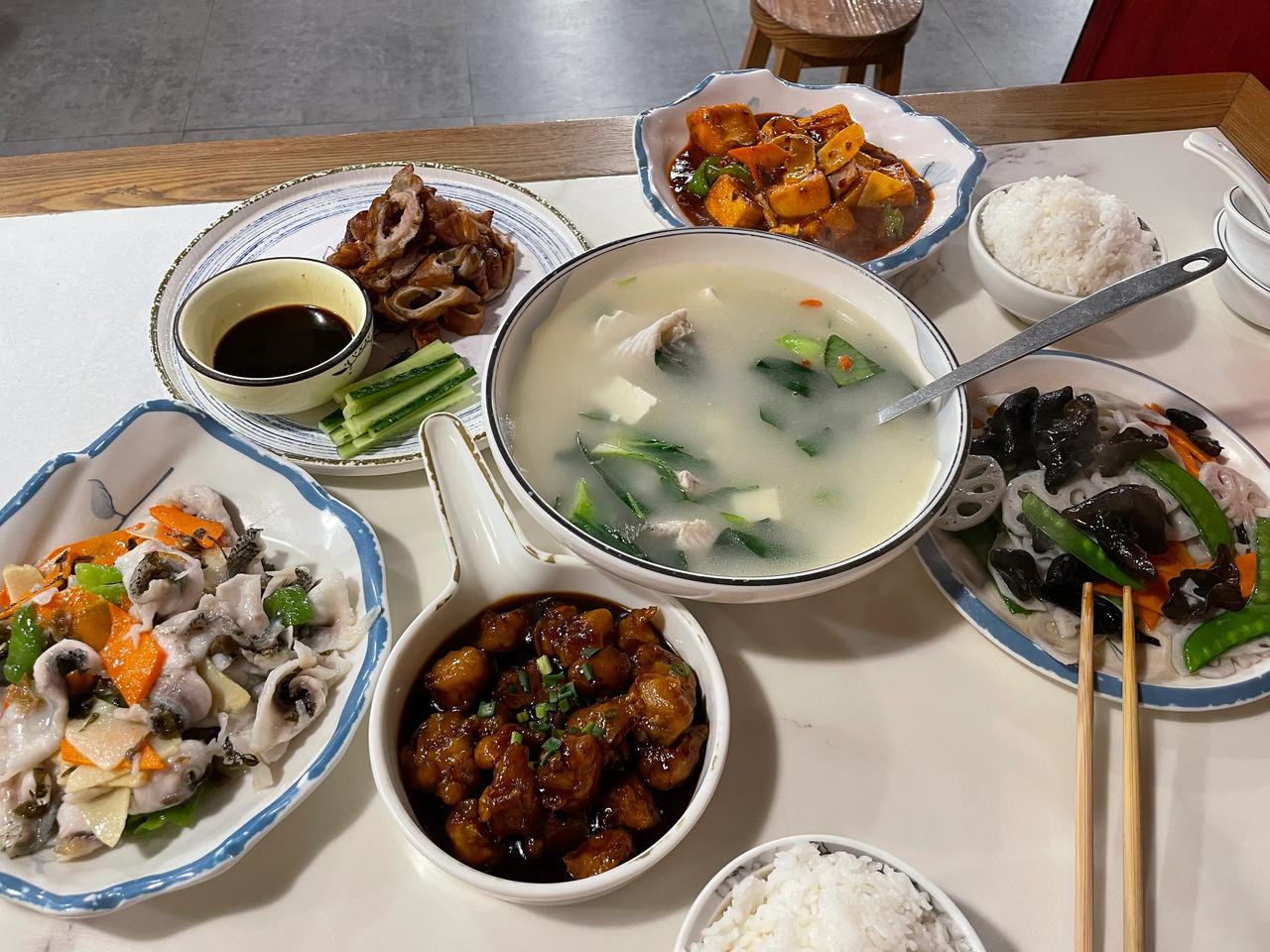 来杭州吃的第一顿饭
杭三姐妹
据说都是杭州老味道#杭州有美食吗？# #杭州小馆#
