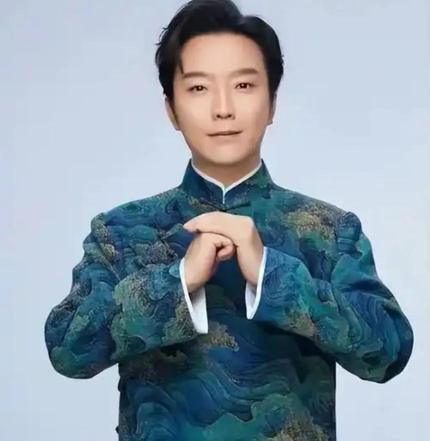 李玉刚以男扮女装、戏腔惊艳出道，本为艺术创新，却因自称“梅派代表”触怒京剧界。梅