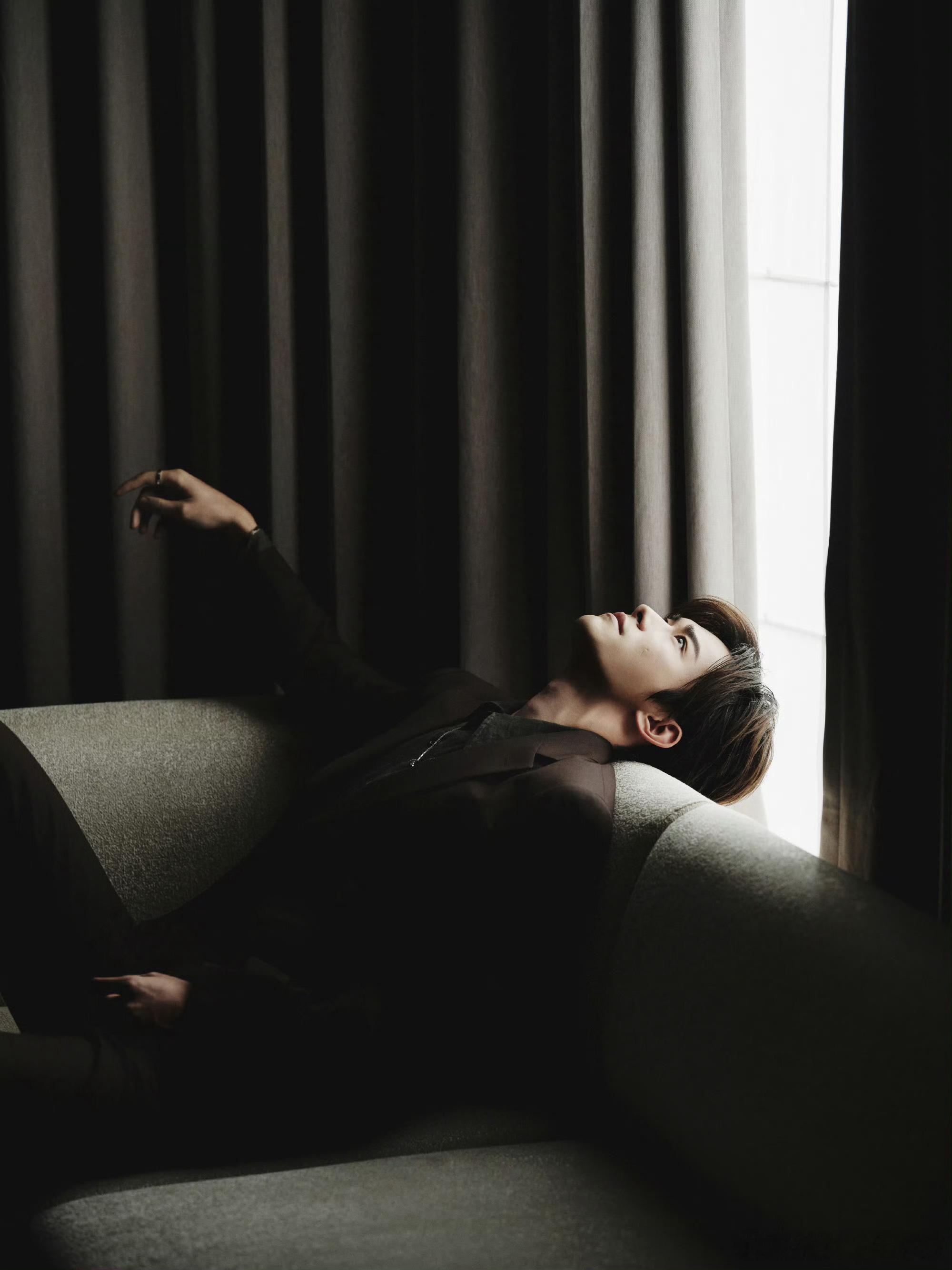 自12月15日官宣以来“易烊千玺是否出席华为发布会”便成为热议的焦点，如今答案正