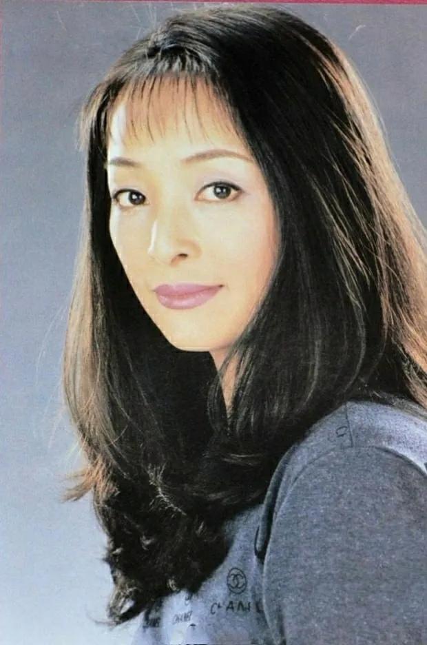 李勤勤年轻时还挺好看的呢。原来的李勤勤清纯秀丽，娇俏可人，灵气可爱，自然大方。李