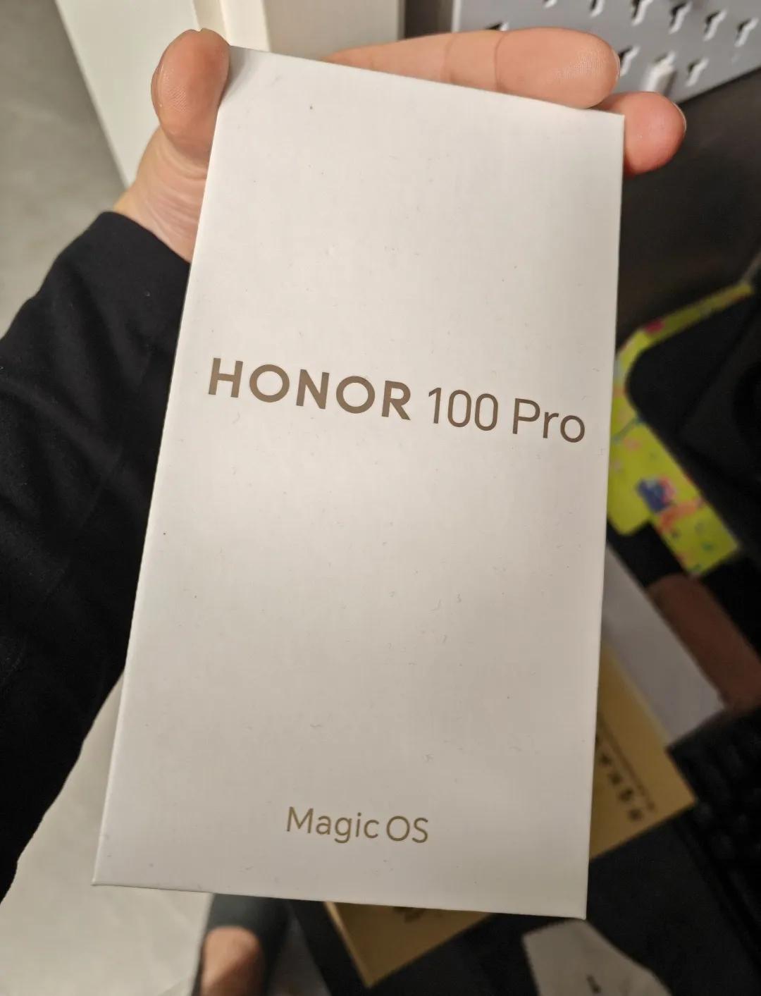 荣耀100Pro到手了，真机比渲染图漂亮，质感也做的不错，这次的参数好像比之前更