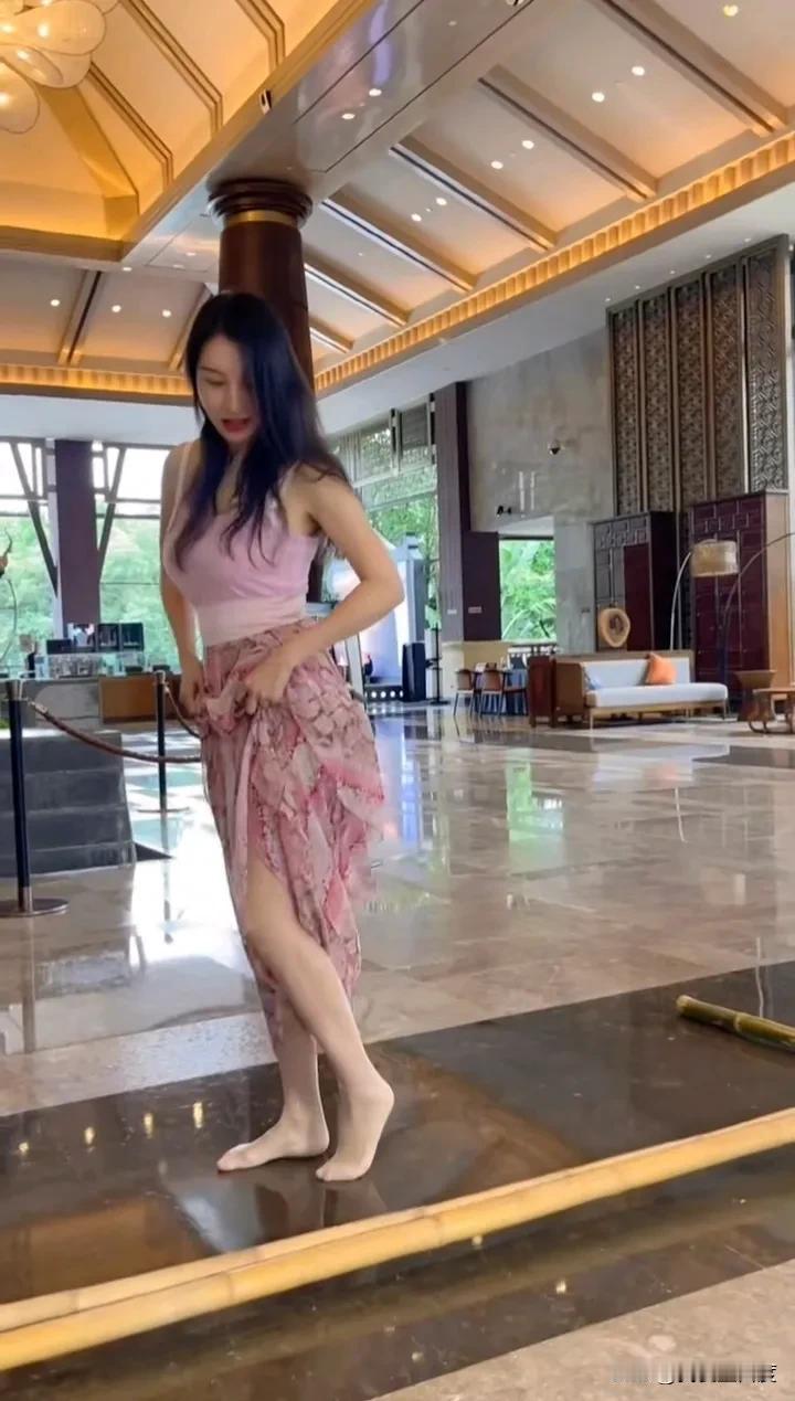 大厅里跳竹竿的妹子