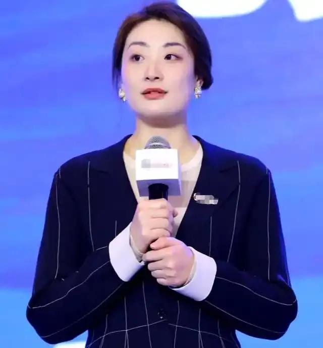 宗庆后留下的百亿遗产争夺战再掀波澜。8月1日，香港高等法院一纸判决书落地，裁定宗