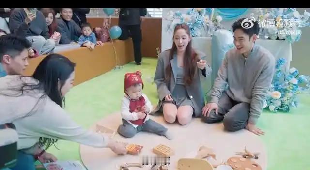 欧阳妮妮儿子周岁宴热闹开席，两家人齐聚，欧阳娜娜亲自为外甥庆生。 ​​​