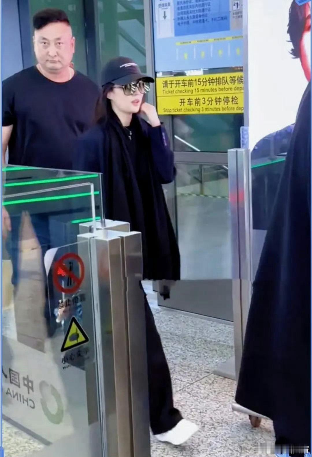 网友上海高铁站偶遇刘亦菲上海高铁站偶遇了刘亦菲普通高铁站路人镜头下的刘亦菲，没有