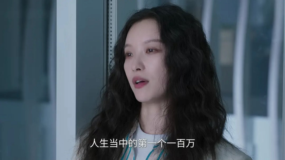 《隐身的名字》一直以为任小名自己能赚很多钱，才能开豪车，住豪宅，并有底气非得要离