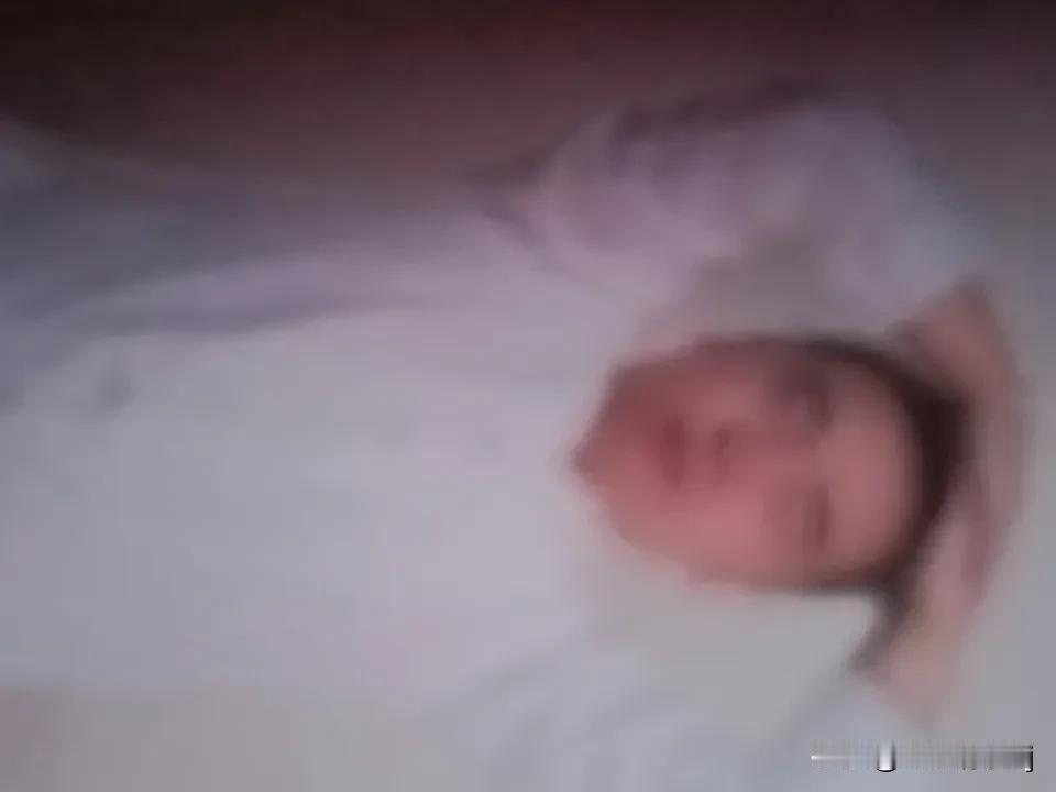想缓解疲劳，按摩头部穴位是个好办法。百会穴在头顶正中线与两耳尖连线交点处，用指腹