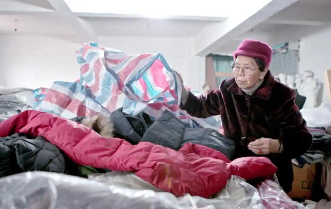96 岁陈金英背负 2077 万债务，摆摊卖羽绒服十年，绝不欠债跑路！
 
浙江