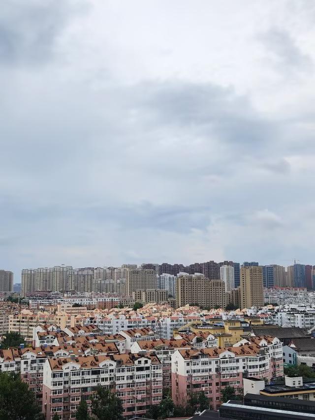 受第13号台风“白海豚”外围环流影响，青岛近几天一直在下雨。

今天是8月11日