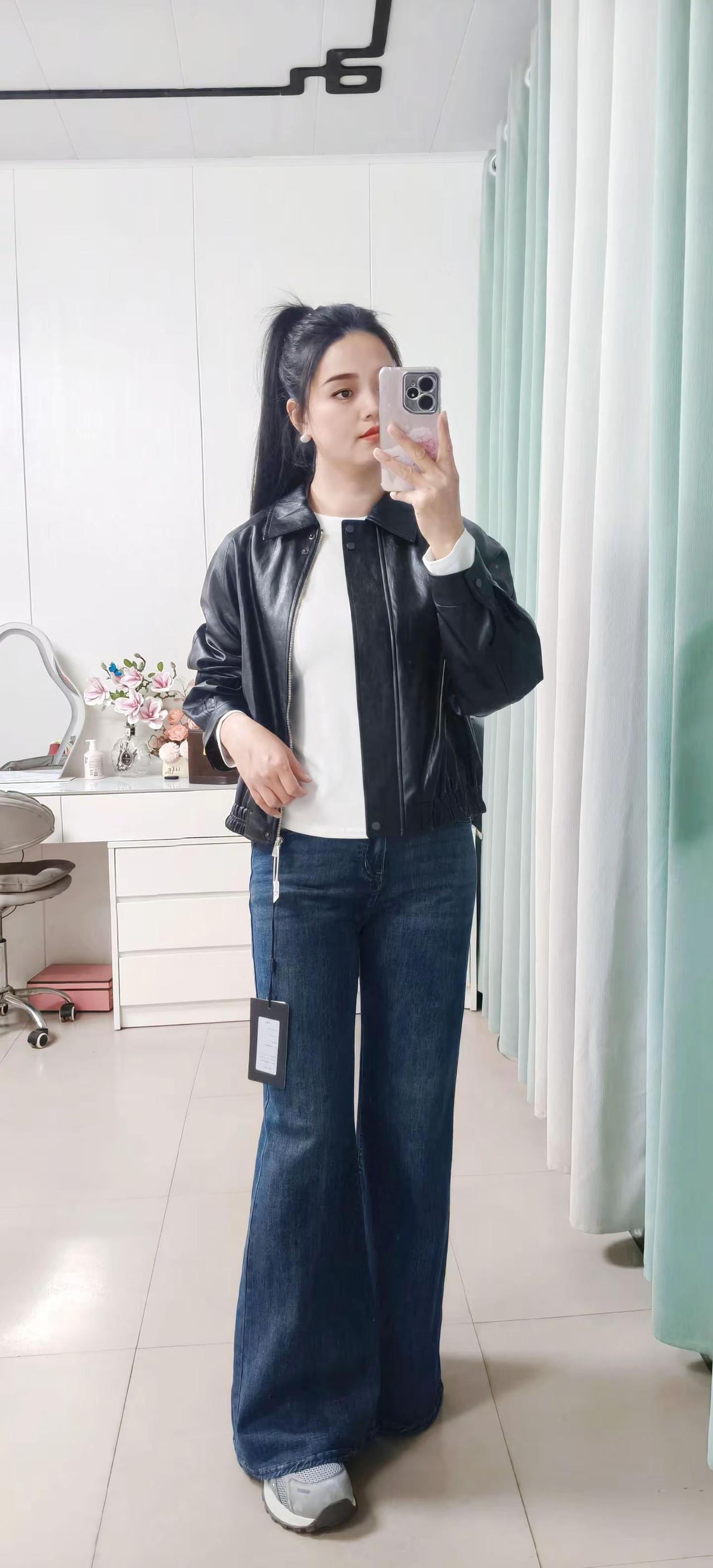 原来皮衣这么实穿，一年都能穿三个季节，猴姐家这款皮衣一眼就看上了，版型干练显瘦还