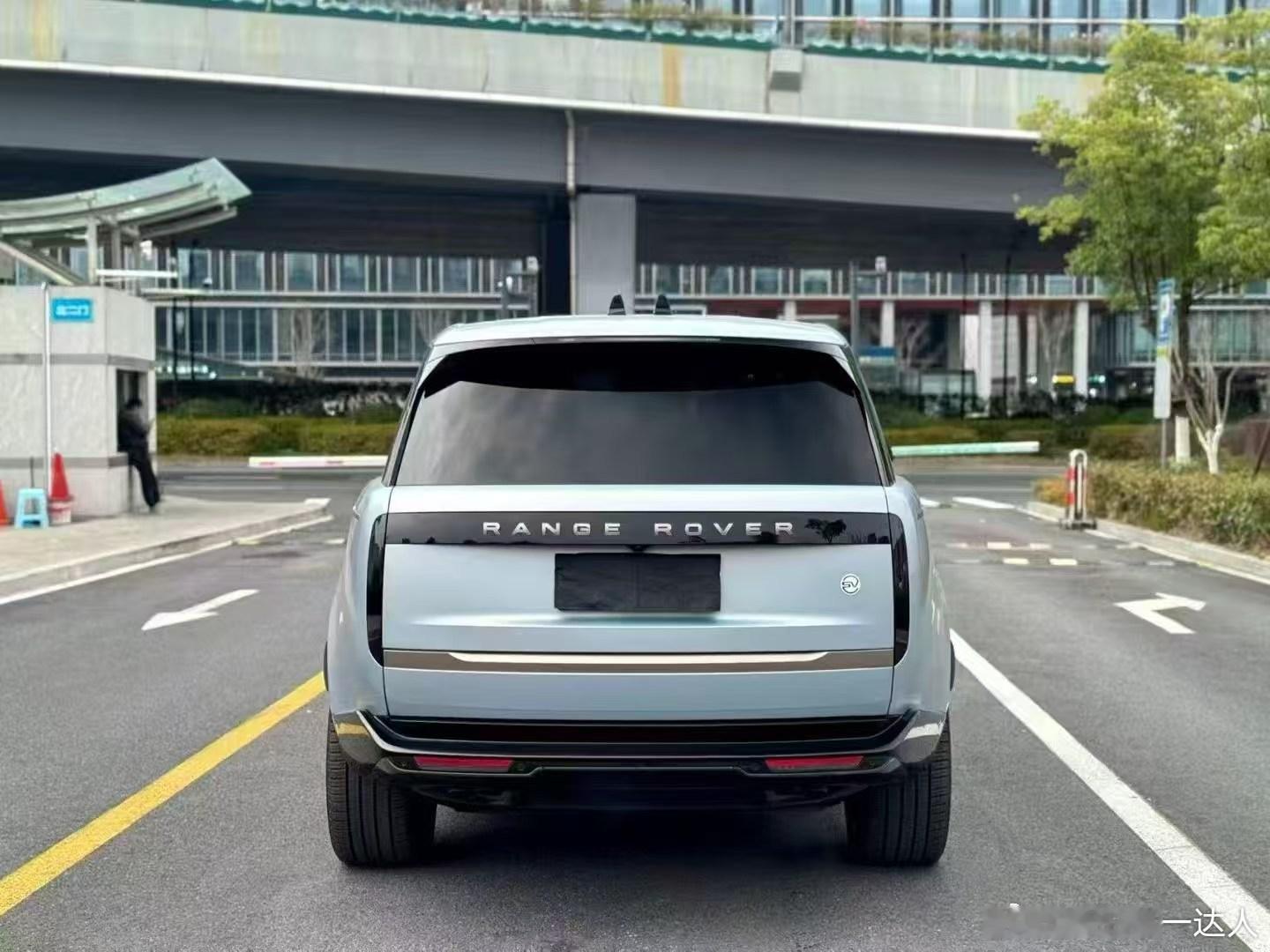 路虎 揽胜4.4V8 SV中国十周年高定版，爱奥尼亚银磨砂渐变漆，海湾蓝浅米色鸳