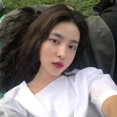 阳光明媚的午后，慵懒地躺在草地上，享受片刻的宁静与美好。秋日小憩照 温柔小憩 自