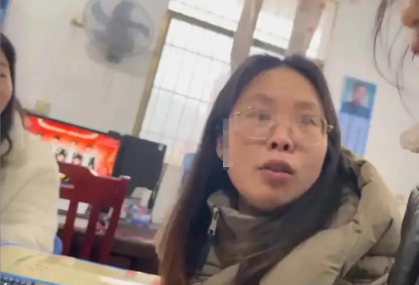 作为90后的学生，上小学时不会做题被老师罚打手板心，家长知道了我们被打的事情，不