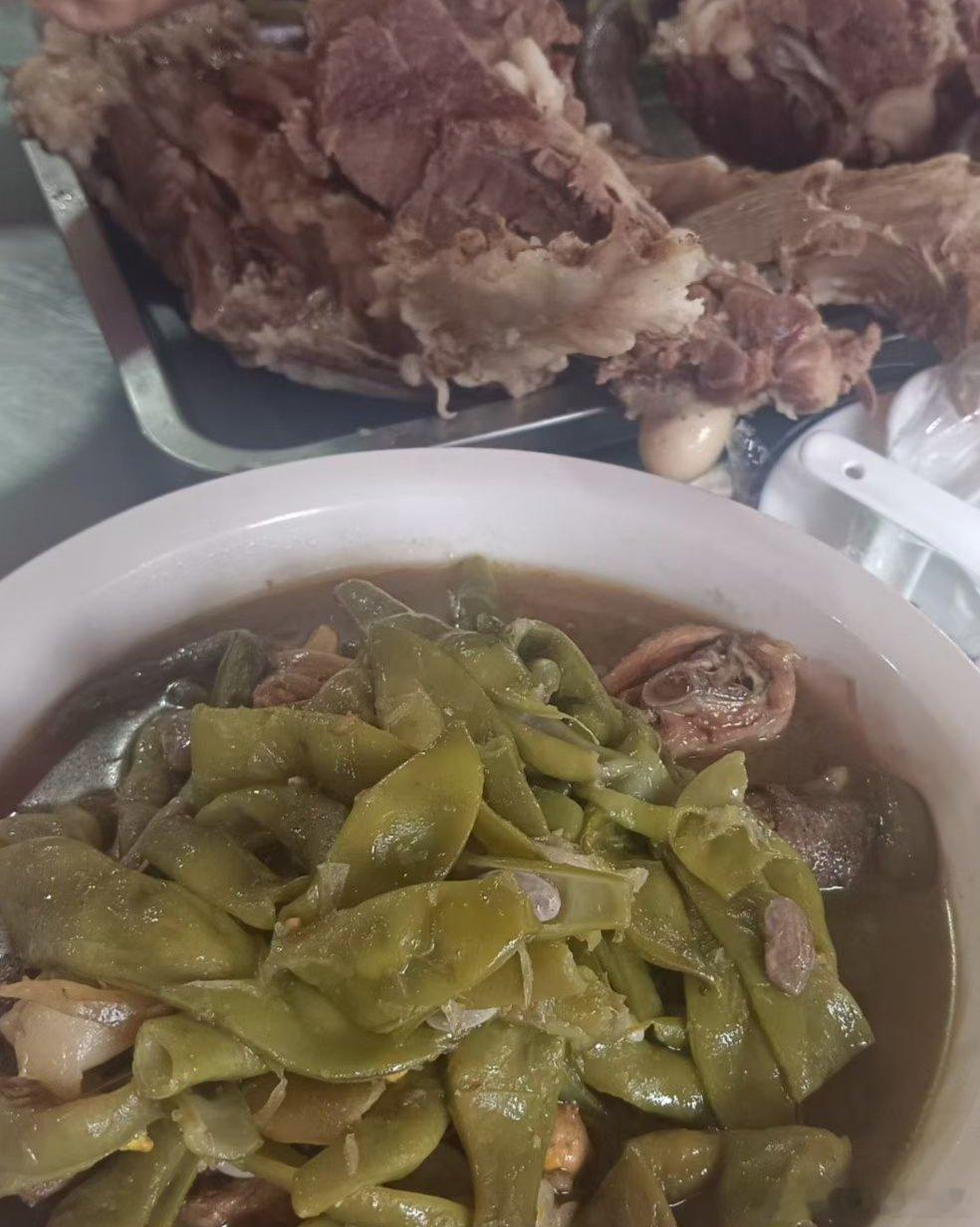 中午小鸡炖豆角，大骨头，今年我真没吃几回豆角，突然想吃了，大骨头是娃想吃，嘴上说