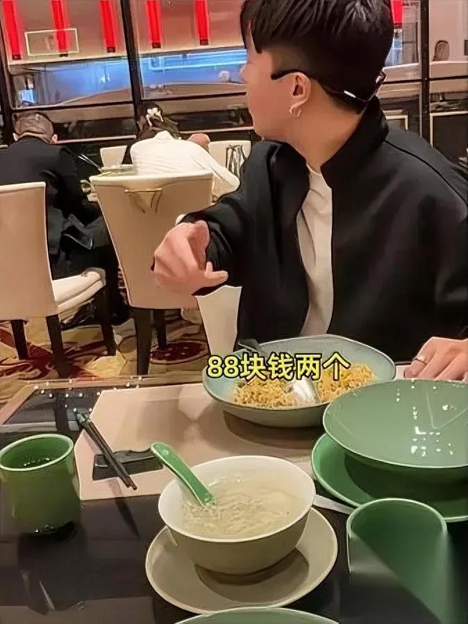 澳门汤圆88元？

看清数量食客当场懵了！

在澳门吃饭的男子，点了份标价88元