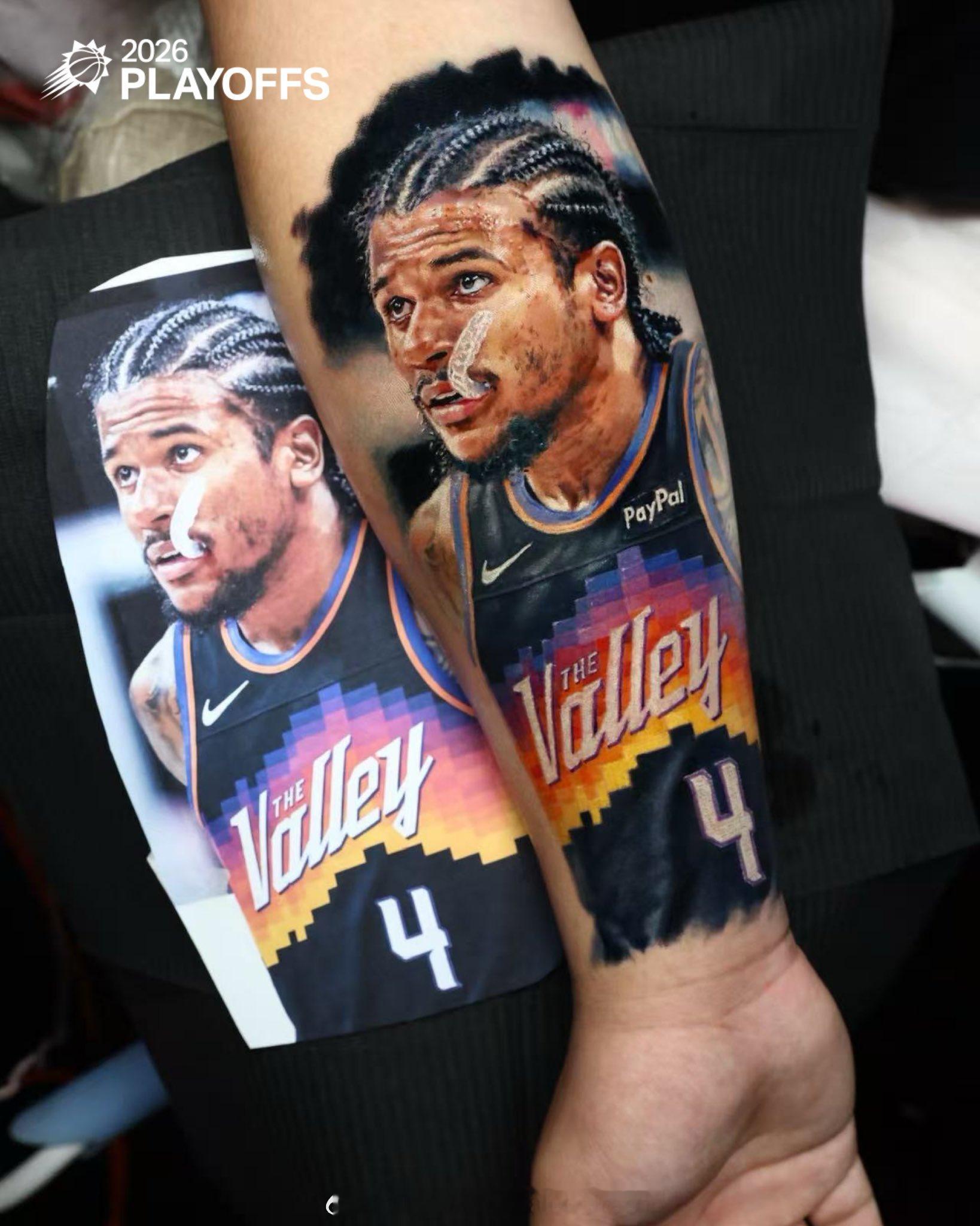 国内杰伦格林球迷第一人，算盘周老板今天接受了太阳队官方的邀请，在太阳队主场球员替