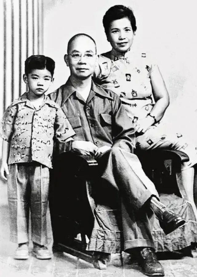 “凭将一掬丹心在，泉下差堪对我翁”吴石将军绝唱。黑暗中的坚守，沉默的荣耀。这两句