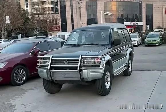 长丰猎豹越野车。这款车是仿日本三菱帕杰罗的，所以外观尺寸几乎一模一样，不知道发动