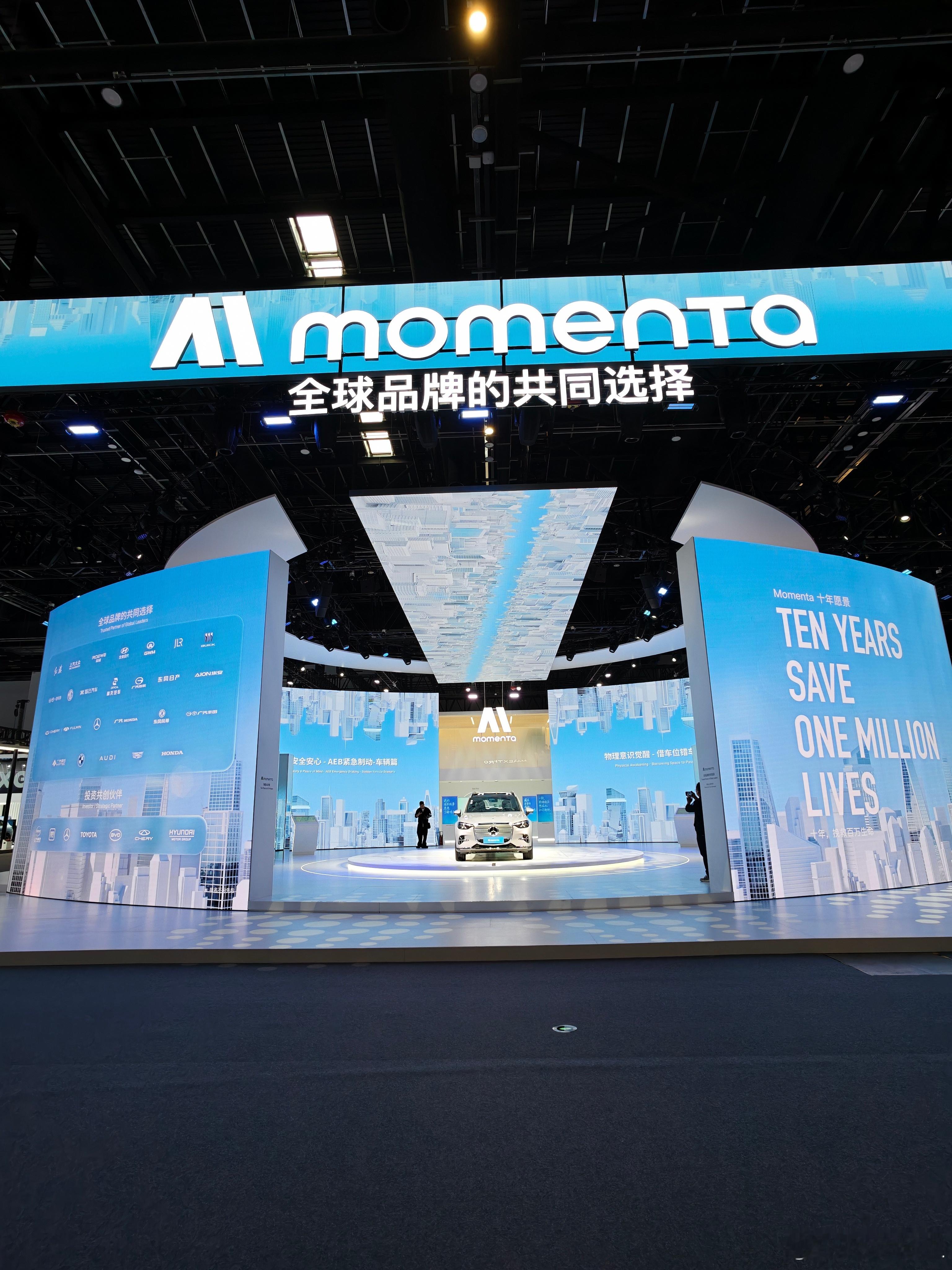 白色飞轮T恤+黑色小西装=物理AI的预测者这次车展看到曹旭东的机会是非常多的，经