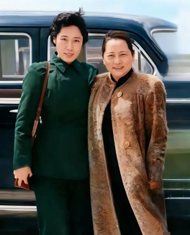 1957年，王光美刚到上海看望宋庆龄的一张照片 