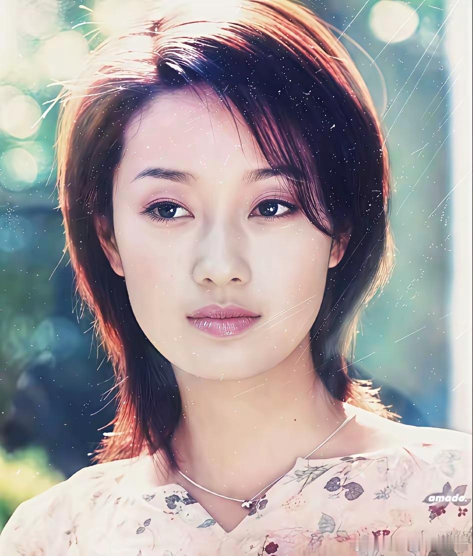 我感觉她生活中应该非常漂亮。要不导演不会老让她演大美女的人设。她留第二张的发型非