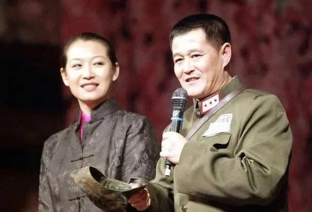 赵本山说儿子从小就特别节俭，上小学的时候经常带个方便袋，顺便拣点饮料瓶，攒多了卖