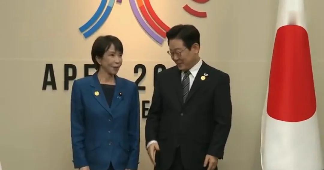 30日晚，李在明与高市早苗握手合影后，高市早苗向韩国国旗鞠躬。从整个视频来看，高