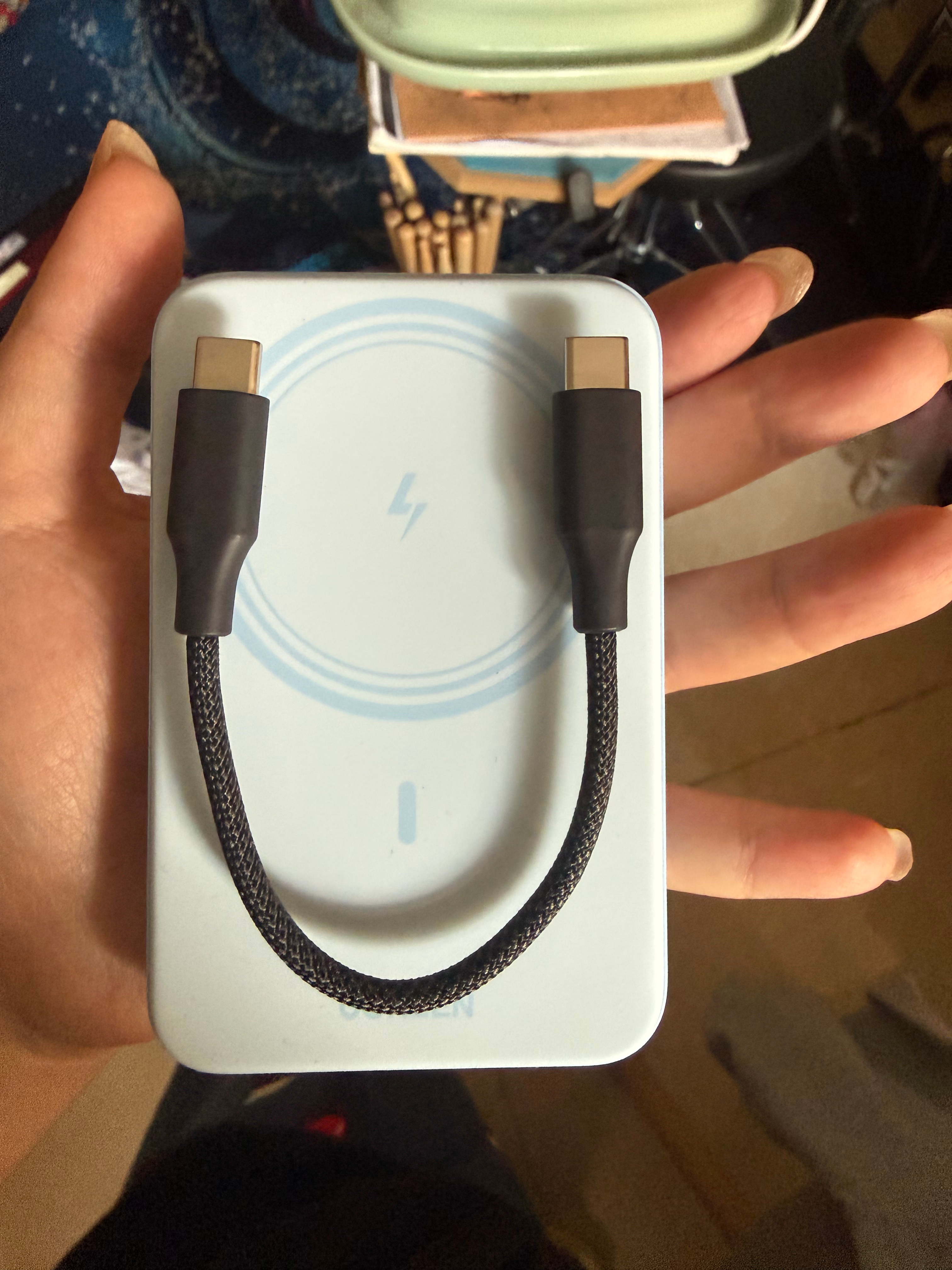 自带 MagSafe 尾磁的双 Type-C 短线，足够便携[嘻嘻]磁力还很强劲