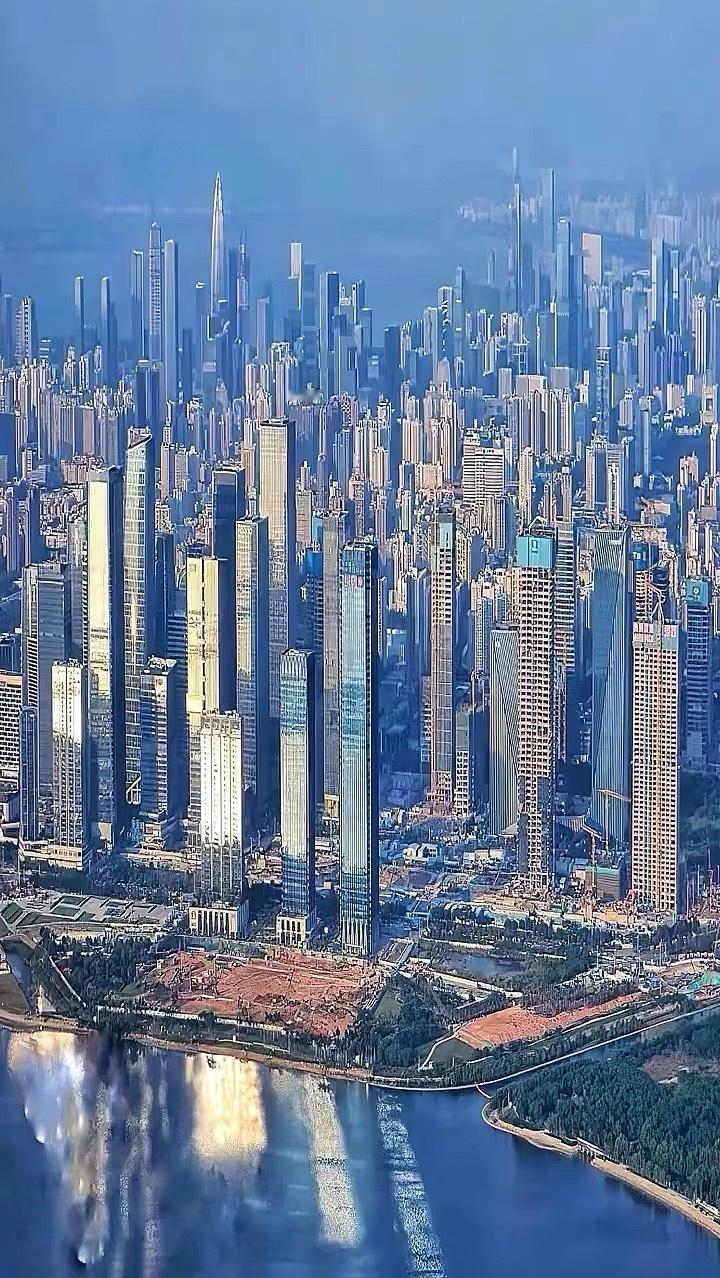 普通人赚100万得需要几年：

1、医生大概5年

2、律师大概6年

3、程序