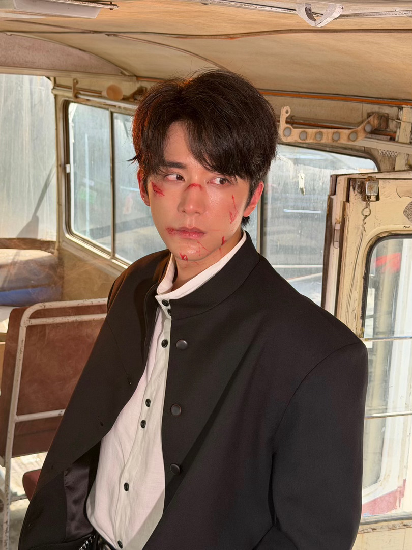 张新成这段生理性演技不靠刻意嘶吼渲染情绪，难过时下意识颤抖、呼吸发紧、眼眶泛红，