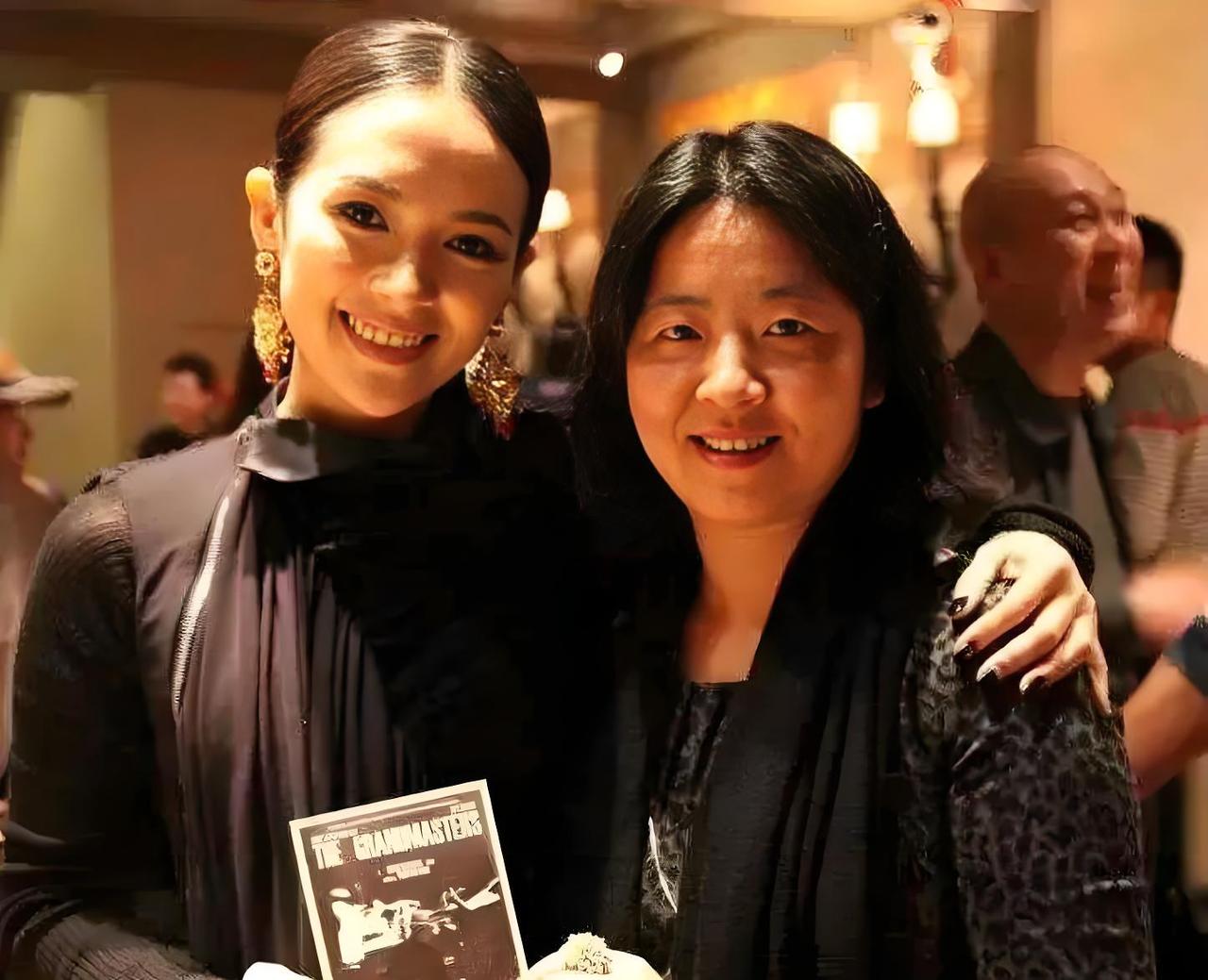 谜题来啦！和章子怡同框的这位才女到底是谁？没有出演任何角色，却承包了《影》《满江