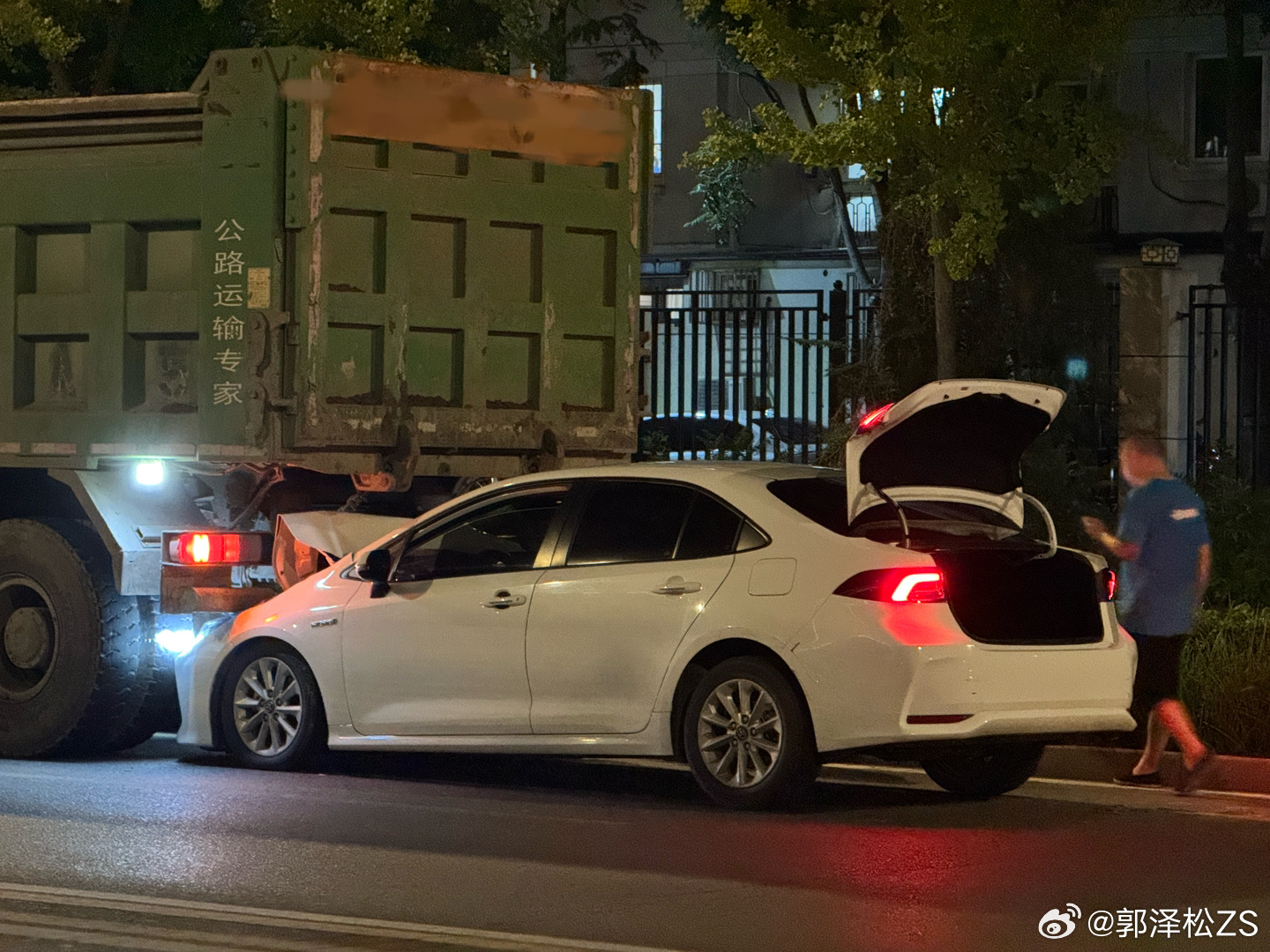 我去…市区里追成这样够狠的，还好看起来人没事 ​​​