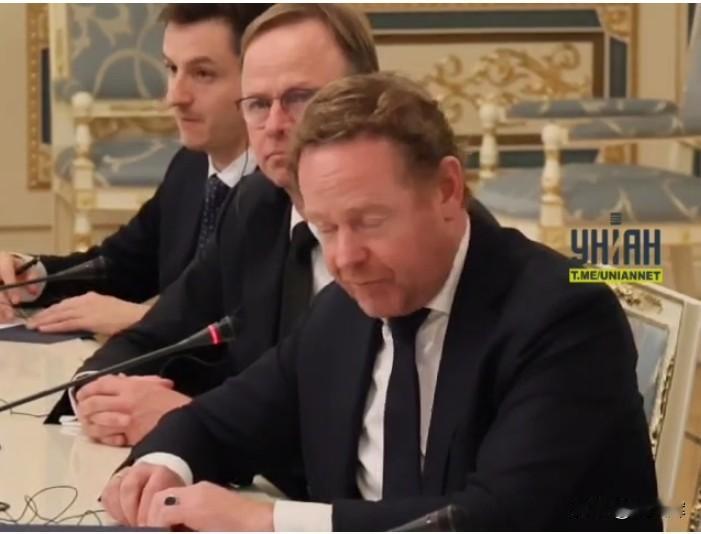 【圣诞节礼物】10月28日，荷兰外交大臣戴维·范希尔在访问基辅期间表示，“我非常