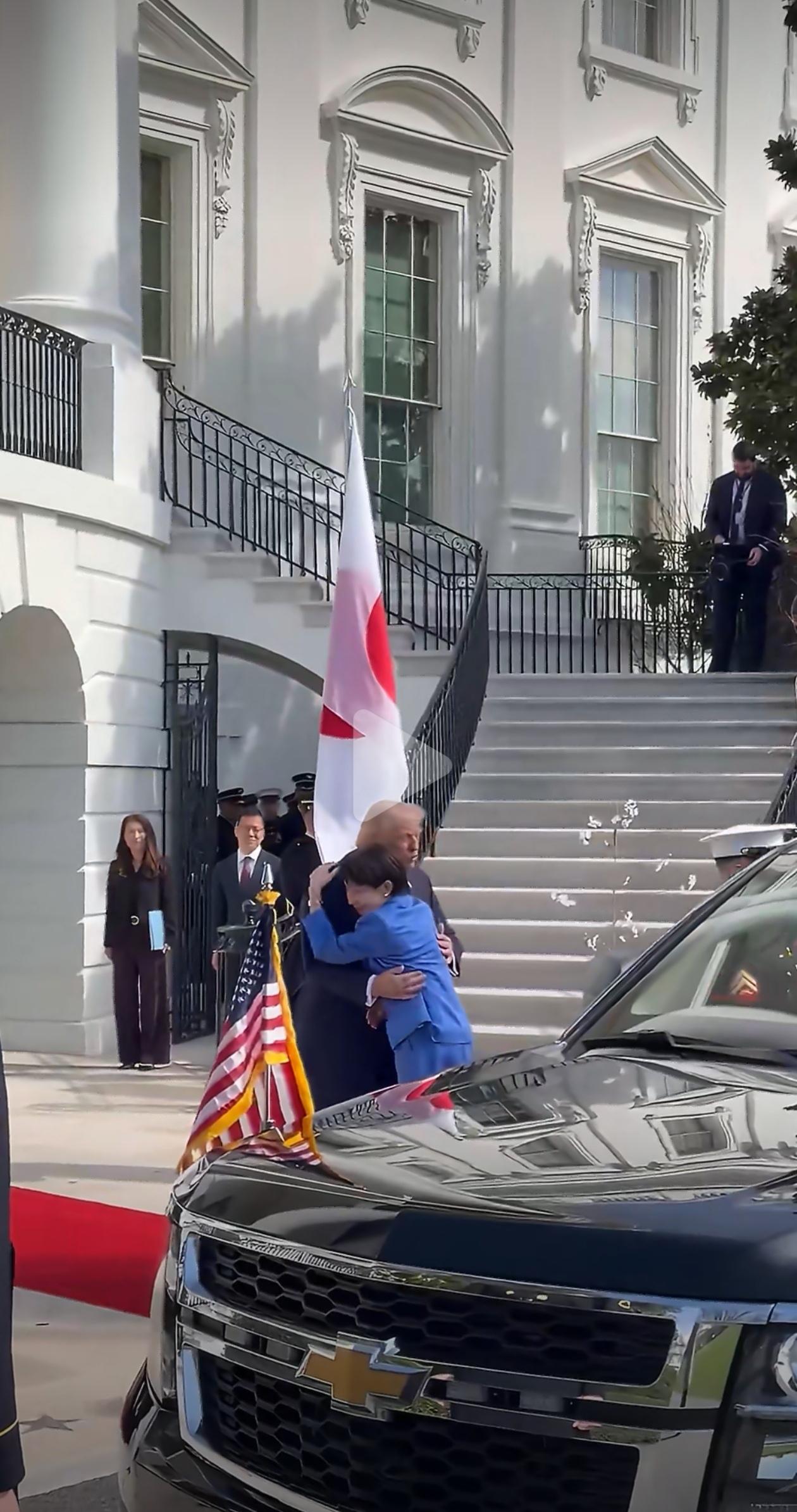 高市早苗和特朗普依依不舍深情相拥，这份儿情谊，放眼整个国际政坛都是极其炸裂的。不