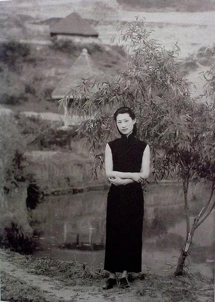 1945年，33岁的赵一荻（赵四小姐）在贵州桐梓拍摄的一张照片，照片中她身着黑色