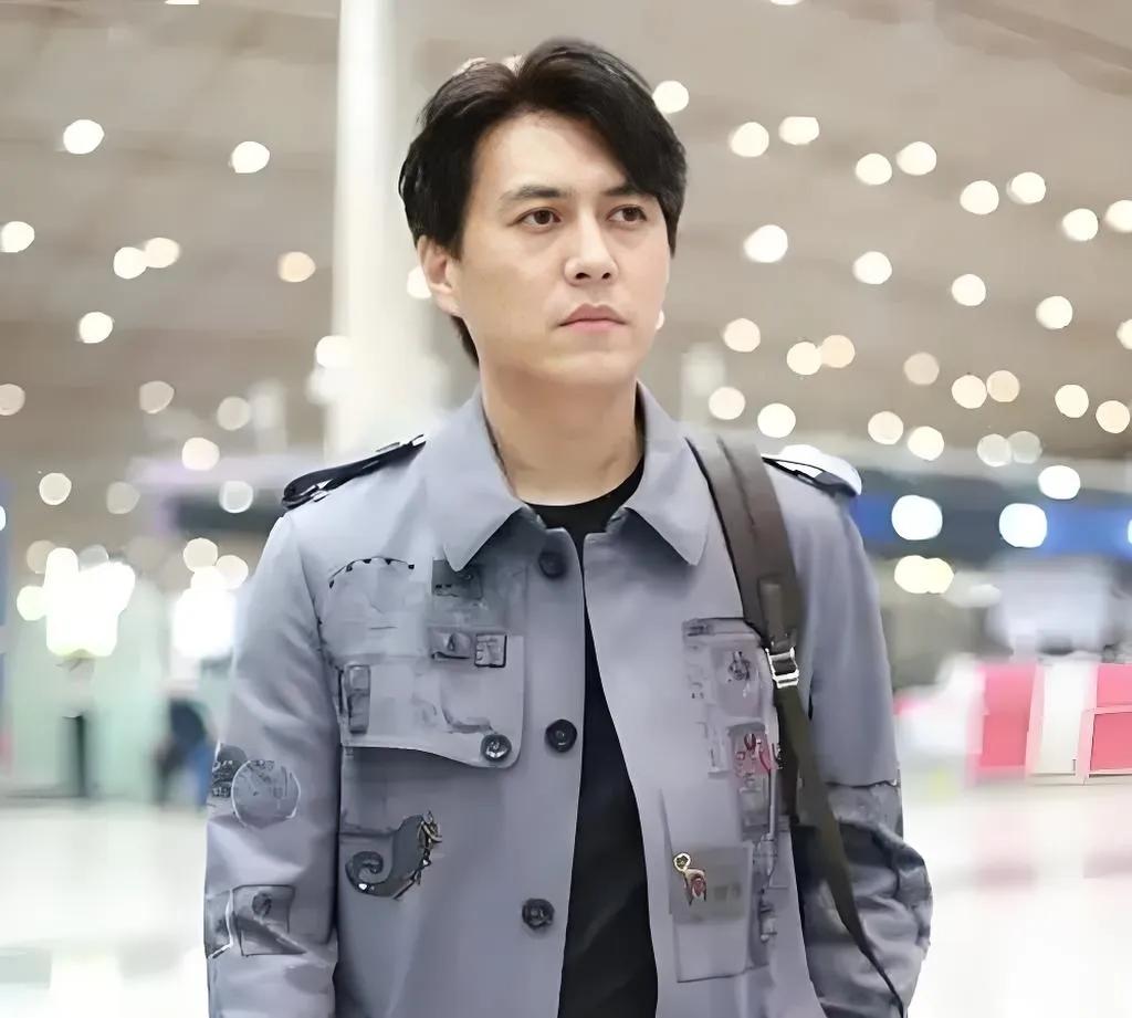 48岁的靳东，以独特的中年魅力惊艳众人。他摒弃寸头与刻板“大叔装”，发型利落有型
