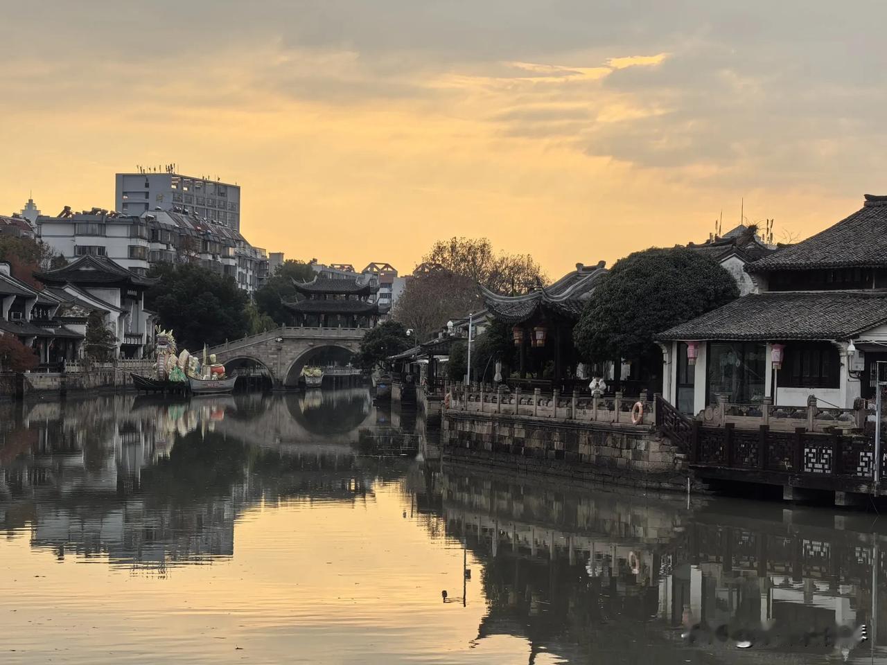 嘉兴海宁是个小众宝藏城市，市内景点离得近，去南关厢途中经过一处文创园，被其红墙所