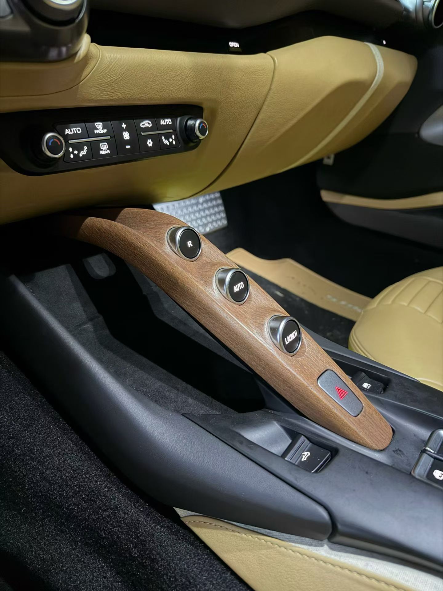 这台812 GTS内饰配色有点雅 