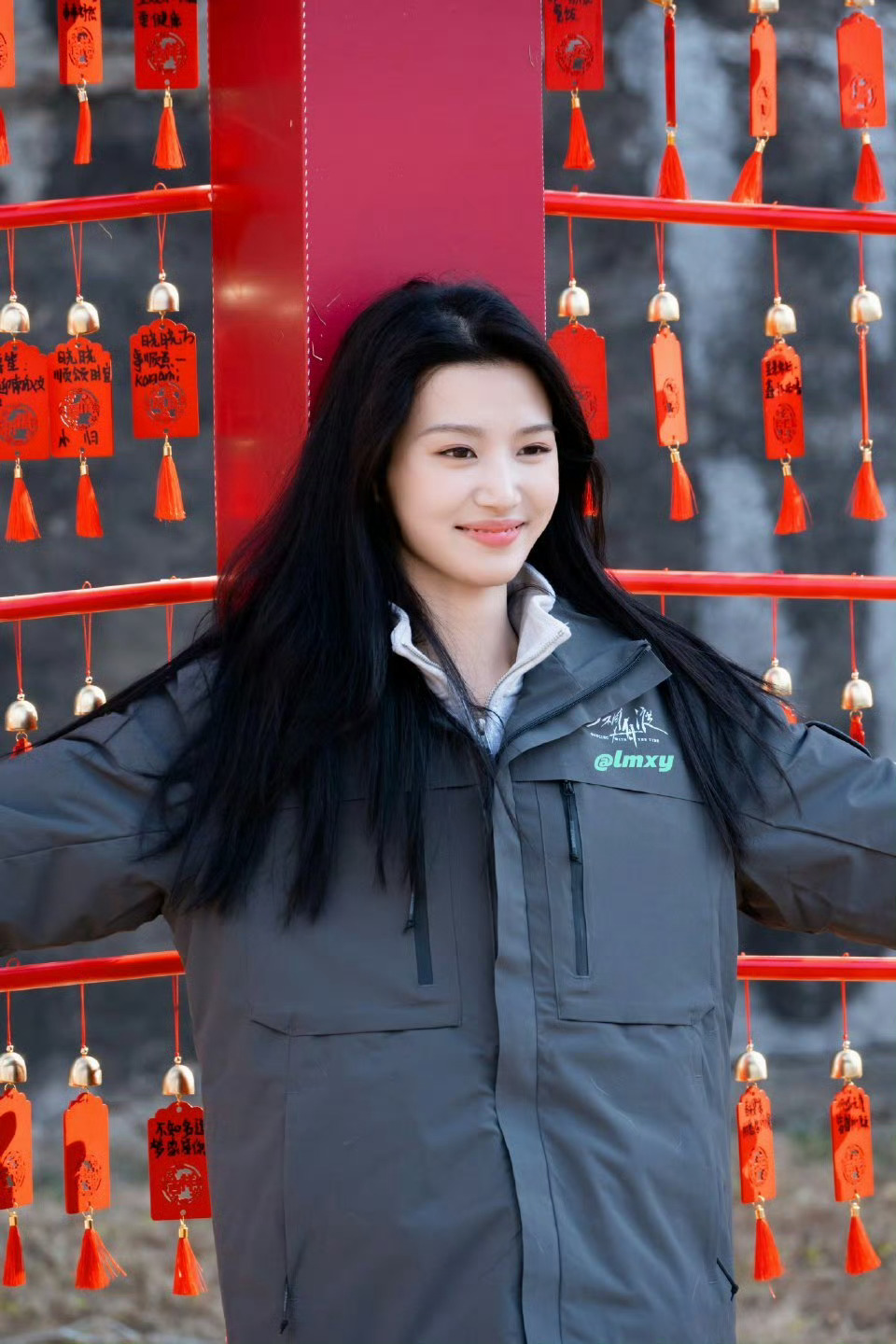 卢昱晓开机哽咽卢昱晓摸了每个粉丝的风铃 卢昱晓领衔主演《何不同舟渡》，开机哽咽感