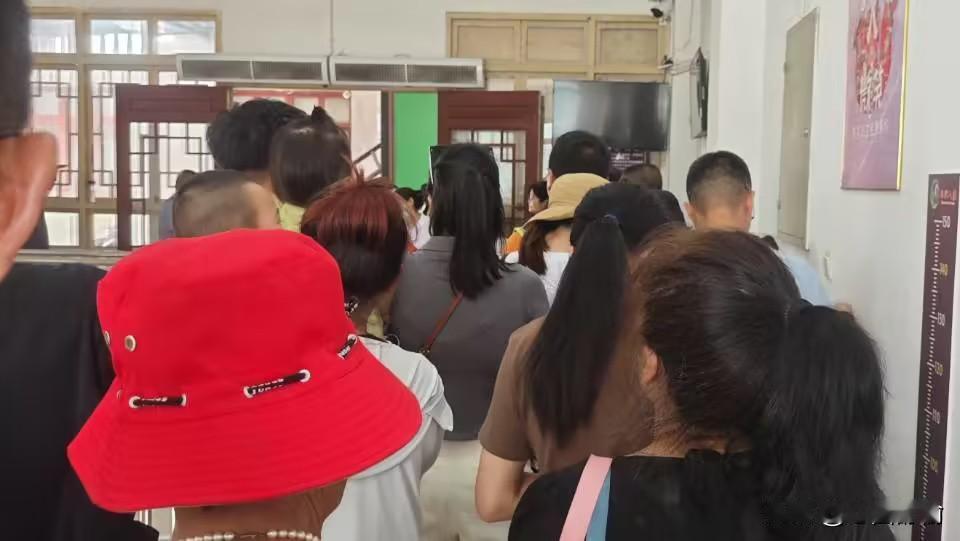 上联：花衫染露添新彩
下联：锦裤凝烟改旧容
        （下联原创）
 友友