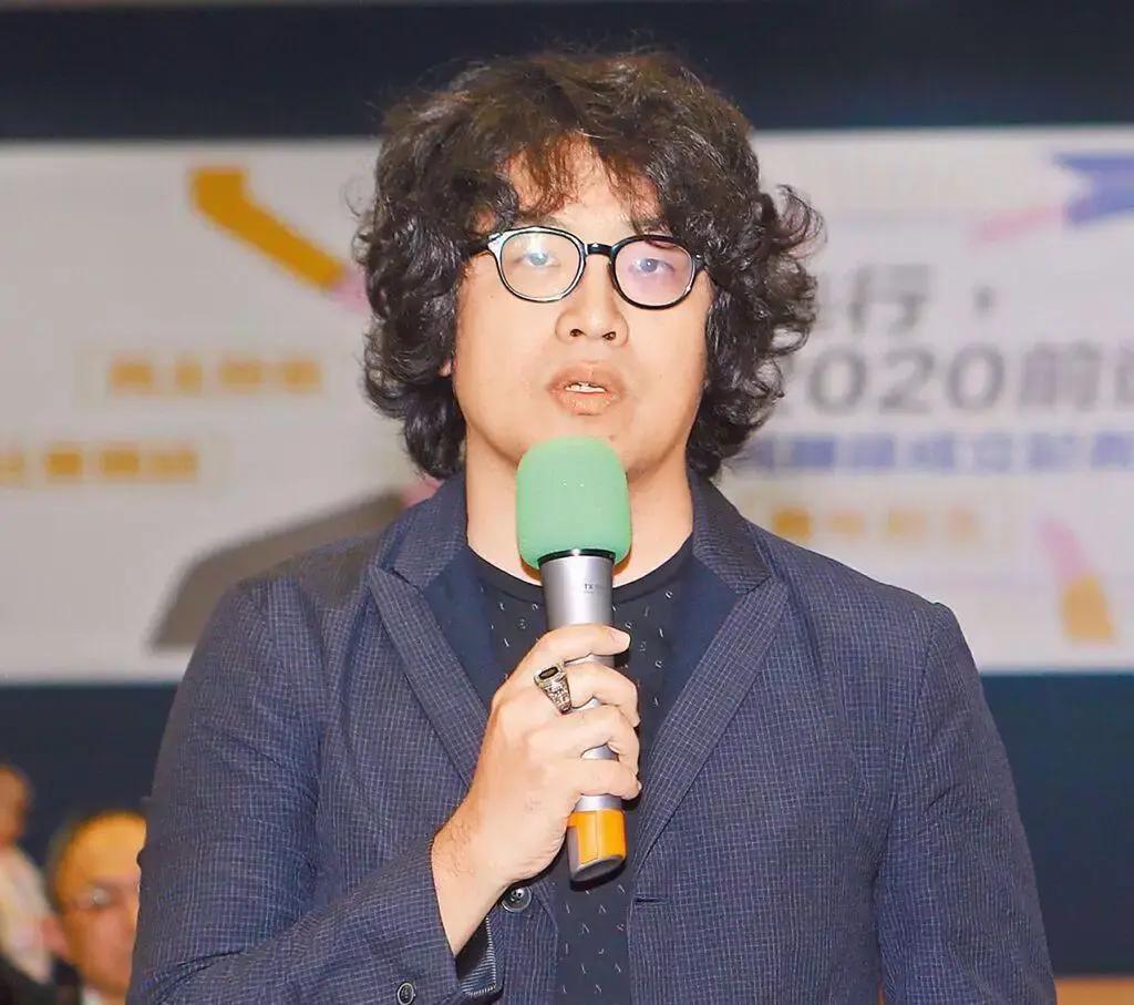 太尴尬啦，民进党“立委”副干事长陈培瑜、书记长范云提到沈伯洋时大力吹噓他会打篮球